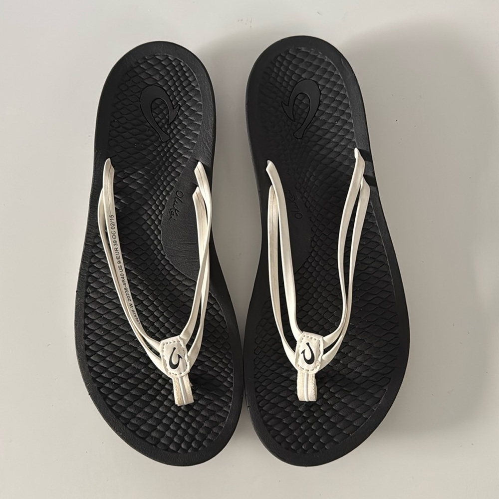 OluKai UNAHI White Double strap Black Thong Flip Flop Sandals Women's